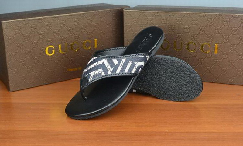 Gucci Slippers Woman--041